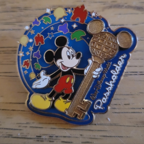 Disney Parks Mickey Mouse Passholder Exclusive Key Pin – Disney Parks Collection - Picture 3 of 3